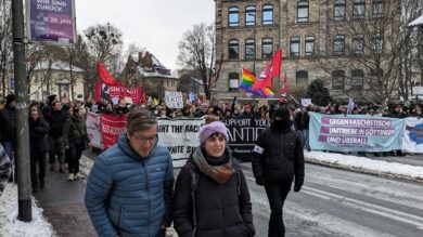 Grünen-Landtagsabgeordnete Kollenrott distanziert sich von Anti-Polizei-Banner