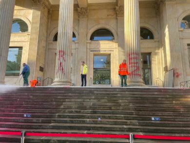 Islamistische Parolen: Landtag mit Farbe beschmiert