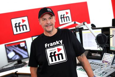 Franky reicht das Mikro weiter