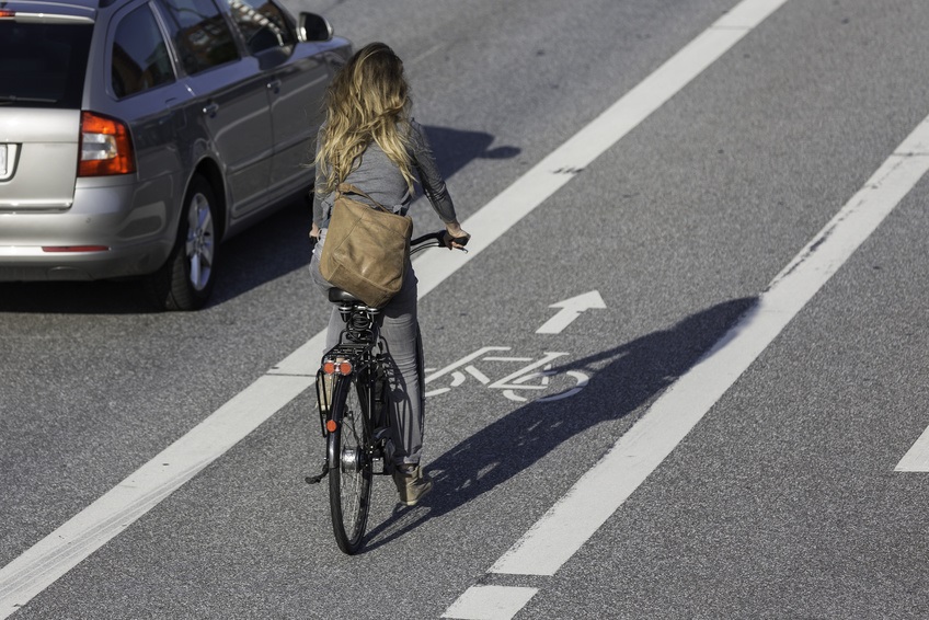 Verband fordert FahrradSchutzstreifen auf der Landstraße