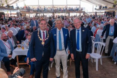 Wolfgang Bosbach erteilt Stephan Weil auf dem Stoppelmarkt in Vechta Nachhilfe