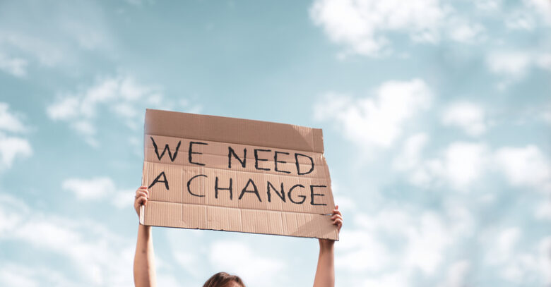 Demonstrantin mit Schild "We need a change"