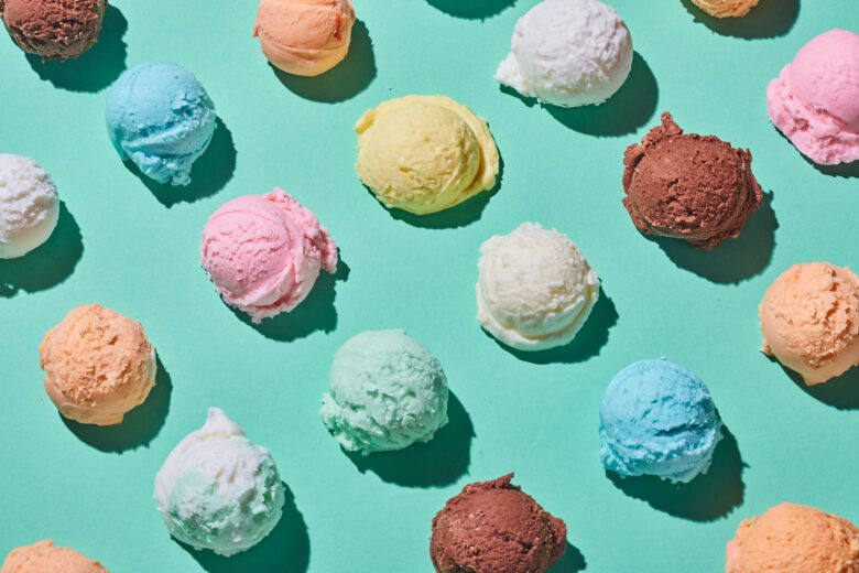 Bunte Eiskugeln, wie ein Muster auf einem mintfarbenen Hintergrund angeordnet