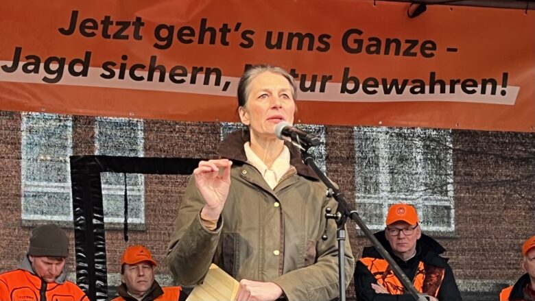 Agrarministerin Miriam Staudte spricht auf der Jägerdemo in Hannover.