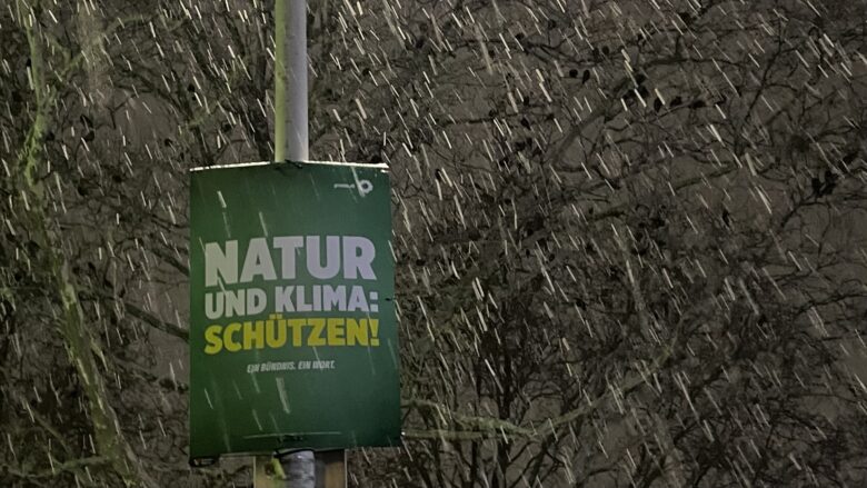 Wahlplakat im Schnee