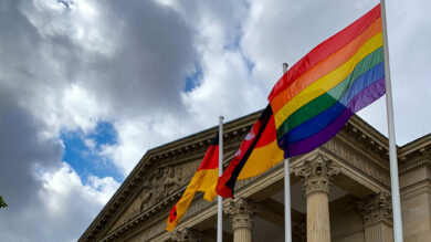 Warum der niedersächsische Landtag einen vierten Fahnenmast bekommt