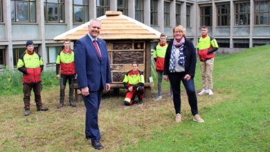 Zwei Minister betreiben ihr erstes Insektenhotel