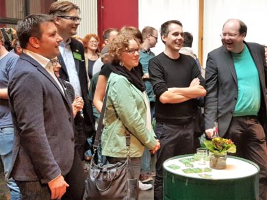 Gedämpfte Stimmung bei Schwarz-Rot, gute Laune bei den kleinen Parteien